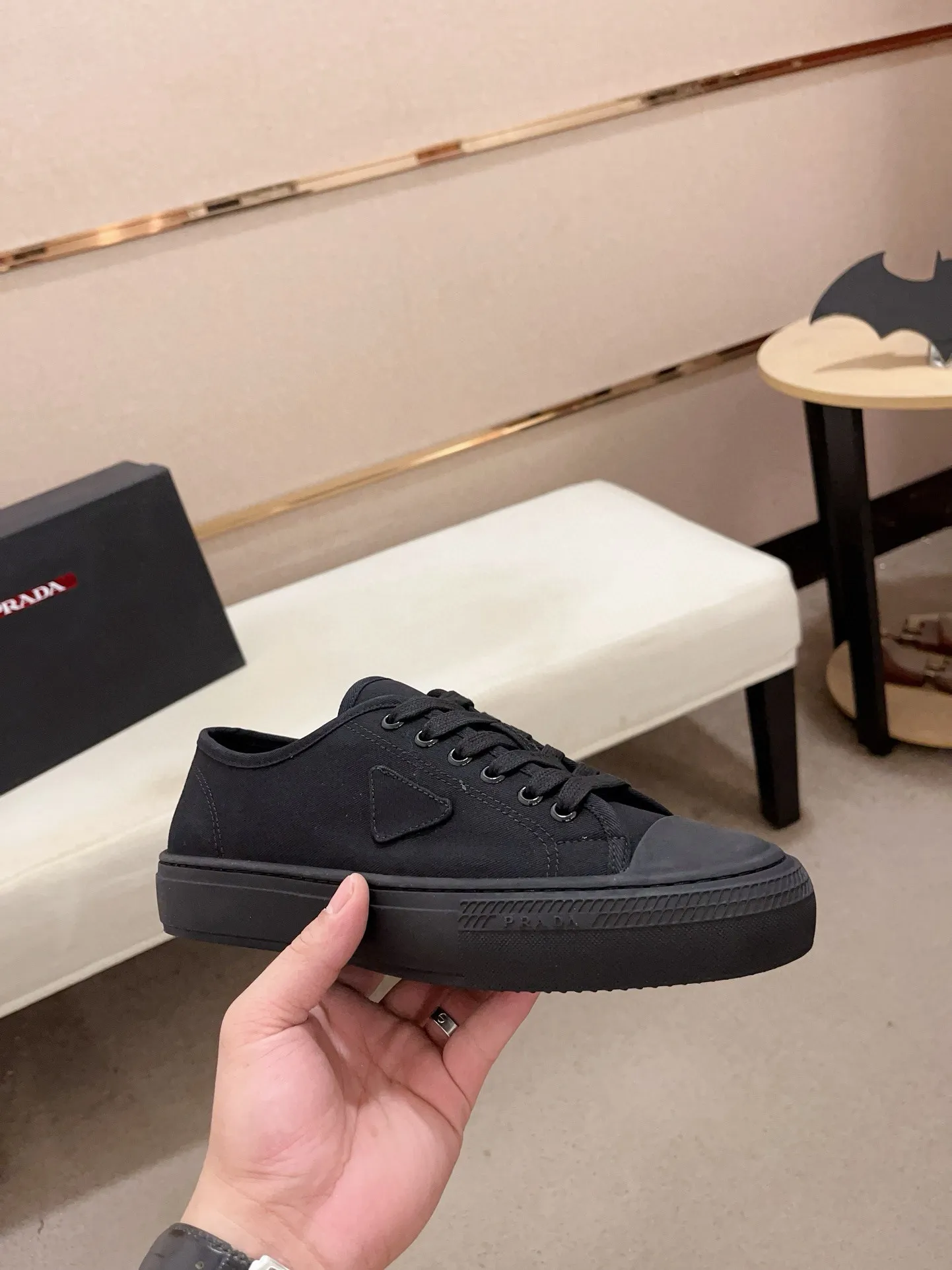 Men's shoes 💰 580💰 ✔️✔️✔️High-quality new PRADA counters are launched at the same time. The new men's shoes and 😘fabrics are selected from first-layer cowhide and are made by pure handicrafts. Lining: Full cowhide lining. 👍🏿 High-end ☄️ air-cushion molded anti-slip rubber outsole, exquisite lines, simple and elegant, comfortable and high-end for leisure travel. Code number: 38 to 44 (45 can be customized)